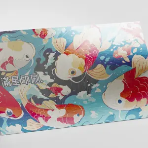 銀箔卡名片是一種單面呈現閃耀銀色反射效果的厚實紙材，凸顯質感與獨特風格，適合吸睛的單面卡片印刷。