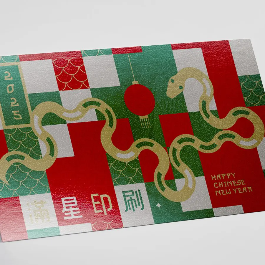 鑽石卡名片的正面閃耀效果細膩，背面平滑適合書寫，適合高級名片或明信片。