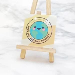 木製底座上展示著一張印有圖案的卡片。