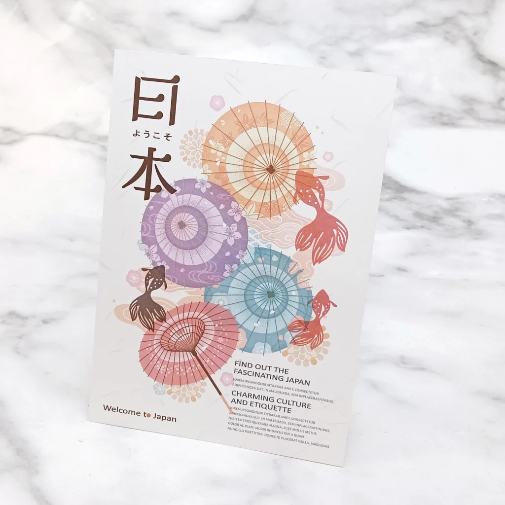 色彩鮮豔的日式和紙扇子，採用浮世繪風格印刷，圖案為花卉和鳥類，呈現出精緻的細節和傳統的日式美學。
