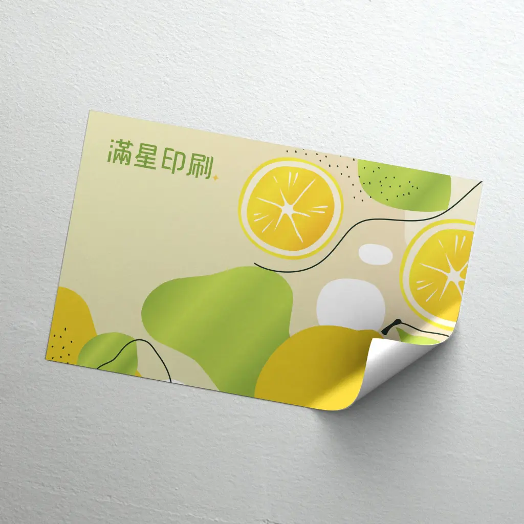 冷燙彩色貼紙+白墨，透明材質耐磨防水，局部冷燙呈現金屬光澤，自訂局部白墨可增強色彩遮蔽性，適合品牌標籤、包裝與裝飾用途。